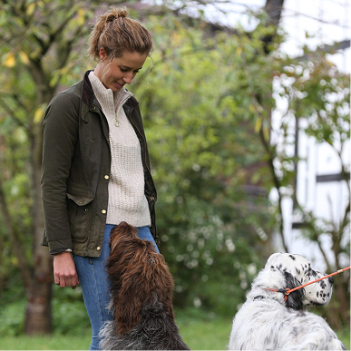 Julia Appelt kommuniziert mittels Körpersprache, mit entspannter haltung